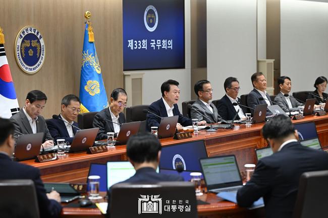 윤석열 대통령이 30일 서울 용산 대통령실 청사에서 열린 국무회의를 주재하고 있다.