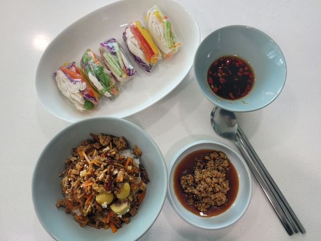 참가자들이 태교요리로 직접 만든 닭고기 월남쌈 등