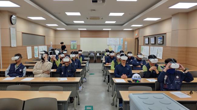 교육생들이 공단의 VR교육을 체험하고 있다