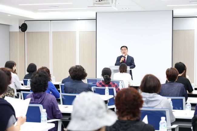 문헌일 구로구청장이 24일 명예사회복지공무원 역량 강화 교육에 참석해 인사말을 하고 있다.