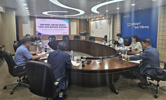 전남도는 `대학-지역 동반성장 프로젝트`를 시범사업으로 정하고 지난 6월 시군 · 연구혁신기관이 참여한 가운데 설명회를 개최, 설명회에서 나온 의견을 반영해 시범사업 계획서를 최종 확정했다.