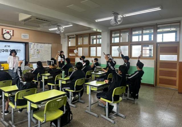 `환경을 잡(JOB)자!` 프로그램에 참여한 청소년들이 나의 진로사명서 발표를 위해 손을 들고 있다