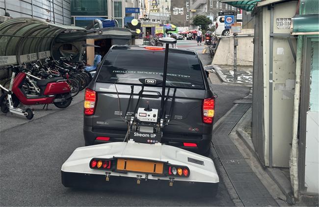 지표투과레이더(GPR)로 도로 하부 공동(빈 공간)탐사 중인 동대문구