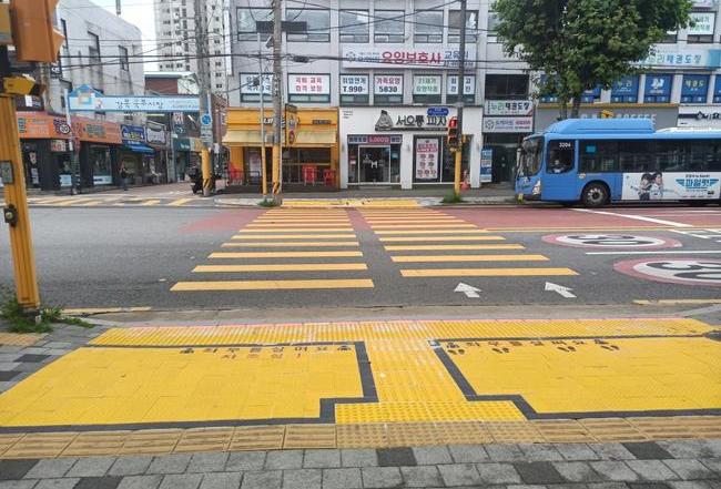 강북구, 어린이보호구역에 `옐로카펫` 설치...교통사고 예방 강화