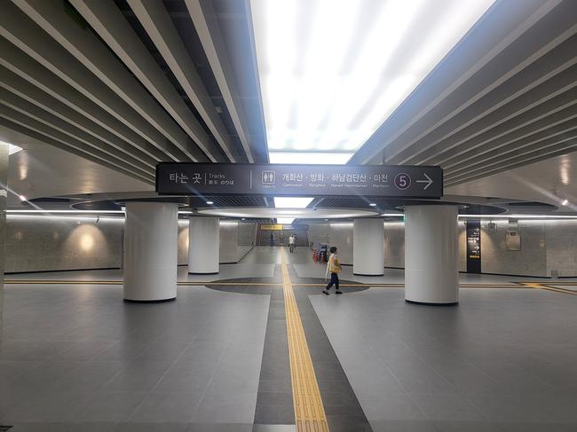 서울 강서구(구청장 진교훈)는 노후되고 안전사고 우려가 제기되던 발산역 지하보도의 리모델링 공사를 마치고 구민들에게 개방했다고 밝혔다.