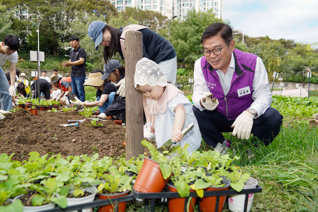 사랑의 배추 심기 행사에 참여한 이필형 동대문구청장(보라색 조끼)