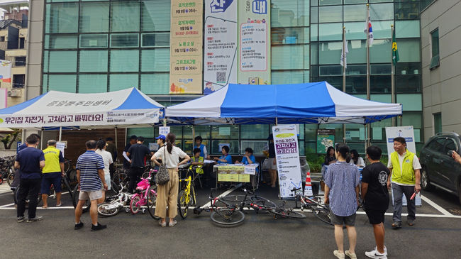 자전거 수리하러 대기 중인 주민들