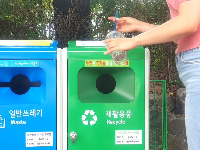일회용컵 전용 수거함으로 컵을 분리 배출하고 있는 모습