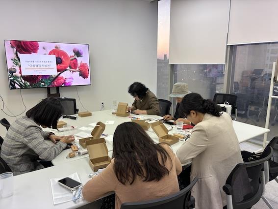 지난 상반기 진행된 `마음챙김 처방전` 프로그램 참여자들 모습