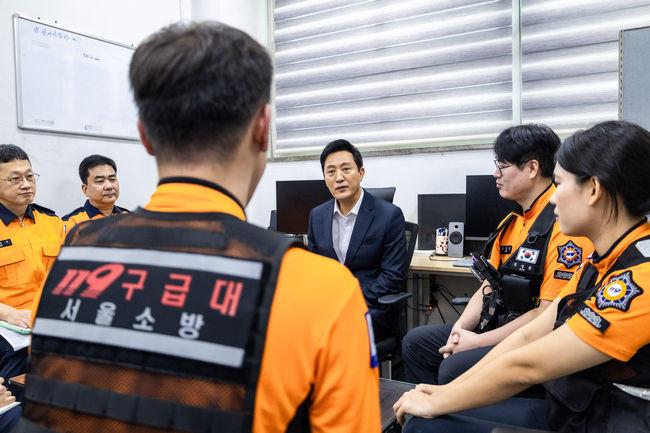 9일 오전 중부소방서 회현119안전센터를 찾은 오세훈 서울시장이 구급대원들을 만나 애로사항을 청취하고 있다.