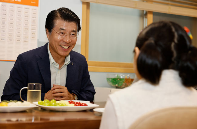 9월 13일, 서강석 송파구청장이 공동생활가정을 방문하여 명절 인사를 건네고 이야기를 나누고 있다.
