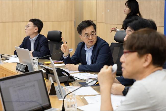 지난 12일 오전 경기도청 재난안전상황실에서 열린 의료현장 긴급점검 회의에서 김동연 경기도지사인사말을 하고 있다.