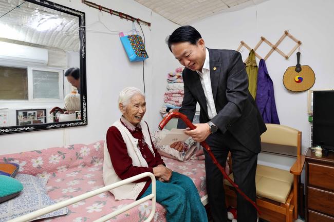 인천 동구, `노인의날` 맞아 장수지팡이(청려장) 전달
