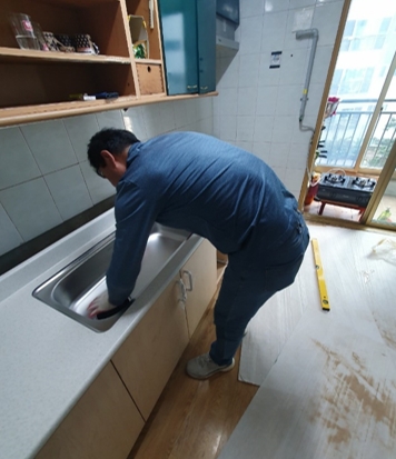 지난해 사랑의 집 고쳐주기 사업 사진(싱크대 교체 및 설치)