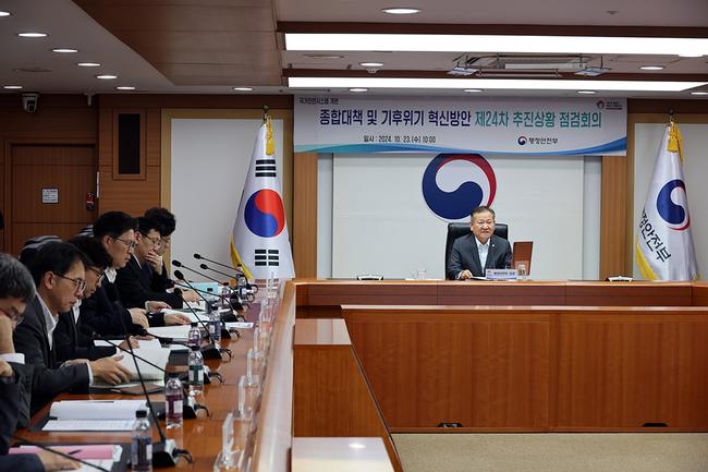 이상민 행정안전부 장관이 23일 오전 서울 종로구 정부서울청사에서 열린 국가안전시스템 개편 종합대책 및 기후위기 재난대응 추진상황 점검회의에서 모두 발언을 하고 있다.