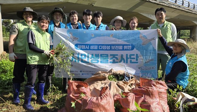 창원특례시, 남천변 생태계 교란종 퇴치 작업 실시