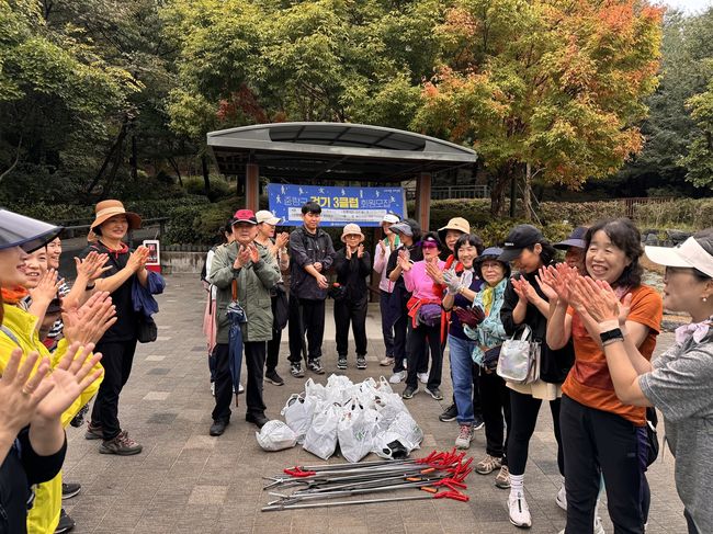 지난 15일 `줍깅데이`에 참석한 구민들의 모습