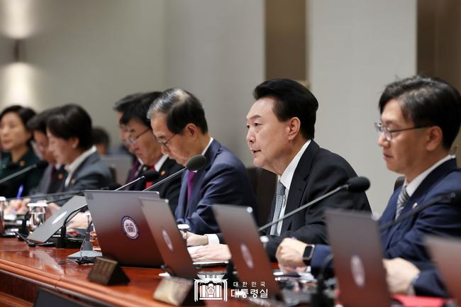 10월 29일 윤석열 대통령은 용산 대통령실에서 2024년도 제46회 국무회의를 주재하고 있다.