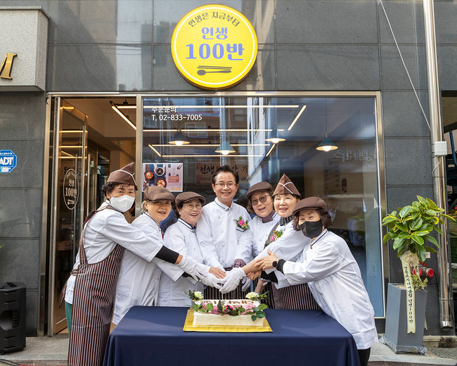 영등포구 시장형 어르신일자리 사업으로 운영 중인 `인생100반` 식당 개업식에서 최호권 영등포구청장