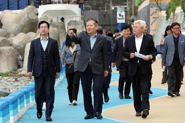 이상민 행정안전부 장관이 10일 오전 부산 영도구 인구감소지역 찾아 지방소멸대응기금 집행 등 지역 주요사업 현장을 둘러보고 있다.