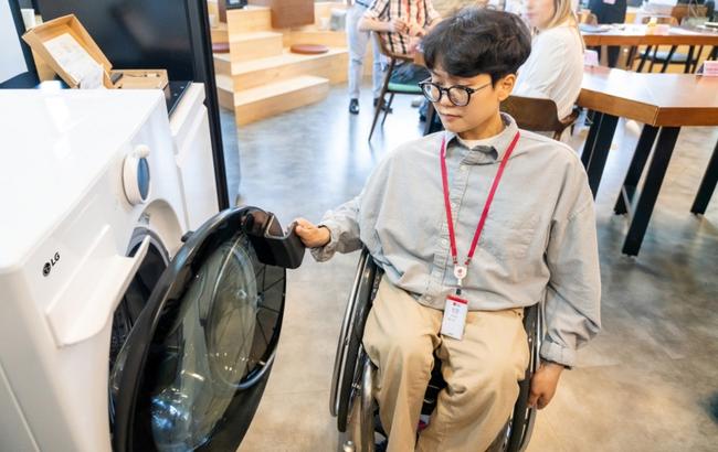 LG전자가 보조 액세서리 `LG 컴포트 키트`를 소개하고, 장애인 고객이 직접 사용해보며 의견을 공유하는 자리를 마련했다.