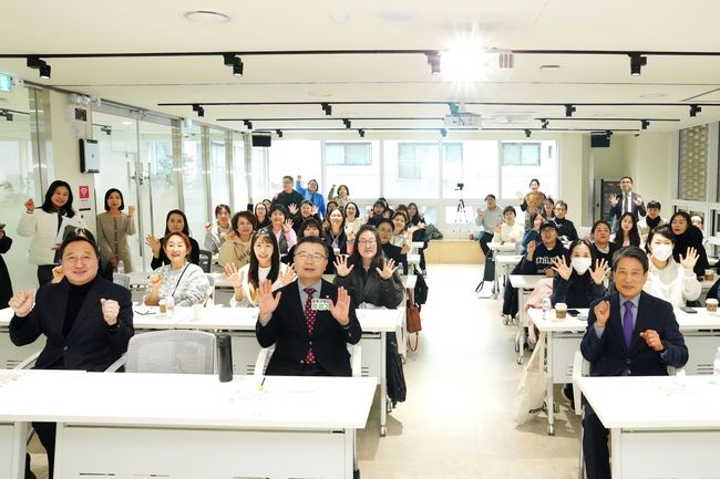 특강에 참석한 학부모들과 관계자들의 모습