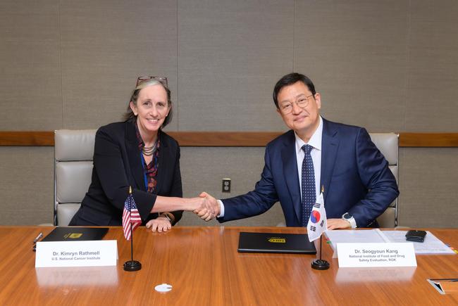 식품의약품안전평가원은 지난해 11월 19일 미 국립암연구소(NCI)와 업무협약을 체결한 데 이어, 올해부터 차세대 항암제 평가기술 개발을 위한 국제공동연구를 본격적으로 시작한다고 밝혔다.