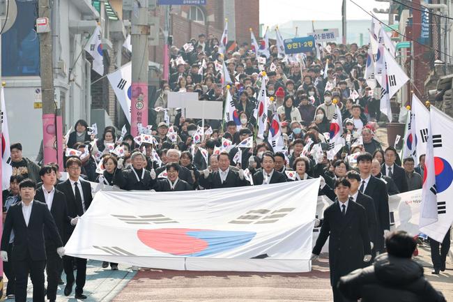 유정복 인천광역시장이 제106주년 3.1절인 1일 창영초등학교 일대에서 시민들과 만세운동 시가행진을 재현하고 있다.
