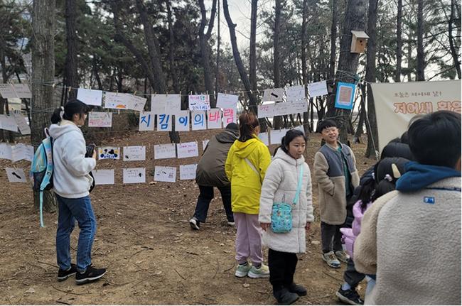 인천광역시(시장 유정복)는 15일 남동유수지 저어새 생태학습관에서 환경단체들과 함께 저어새 환영잔치를 열고, 서식지 보전 활동을 진행했다.