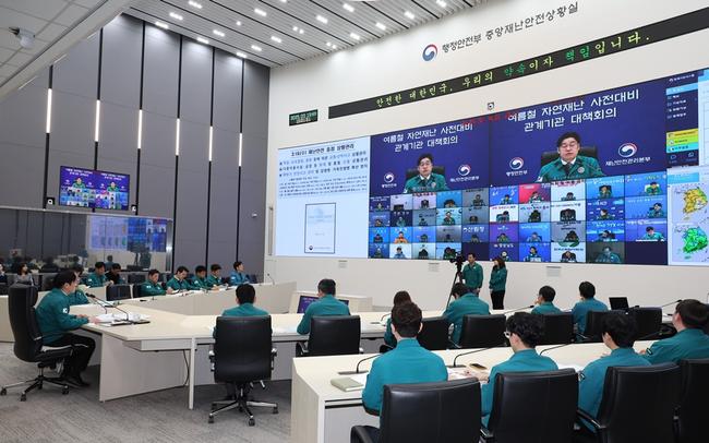 오병권 행정안전부 자연재난실장이 19일 오후 정부세종청사 중앙재난안전상황실에서 열린 `여름철 자연재난 사전대비 관계기관 대책회의`에 참석해 발언을 하고 있다.
