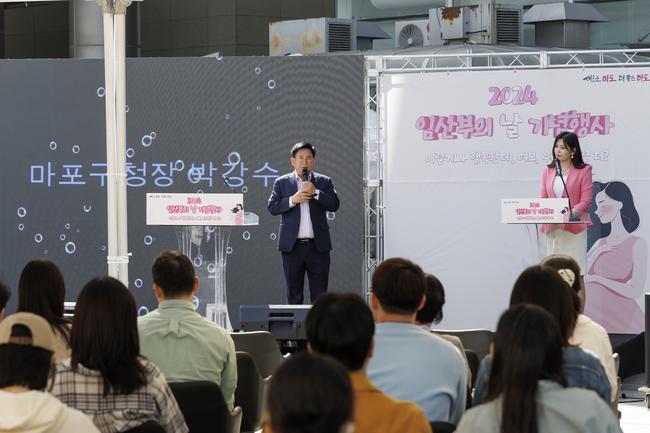 마포구(구청장 박강수)는 임신, 출산, 양육에 대한 수요자 중심의 원스톱 지원 정책을 통해 출생아 수가 크게 증가하고 있어 저출산 문제 해결에 앞장서는 지역으로 주목받고 있다.