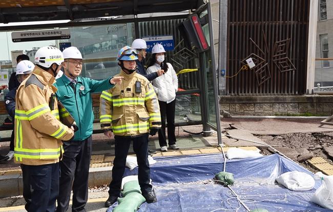 이한경 행정안전부 재난안전관리본부장이 13일 경기 광명시 신안산선 복선전철 5-2공구 붕괴 사고 현장을 찾아 관계자들과 함께 사고 현장을 살펴보고 있다.
