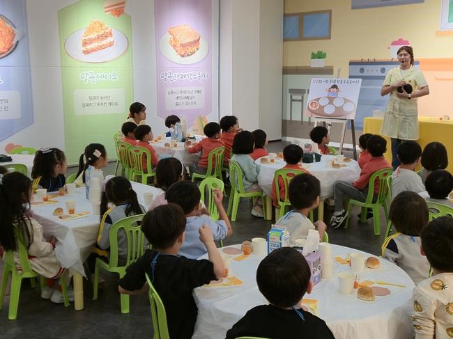 유아들의 오감을 자극하는 놀이를 통해 건강한 식습관 형성을 돕는 `제10회 영양별 · 건강별 오감놀이터`가 4월 3일부터 9일(일요일 제외)까지 성황리에 열렸다.