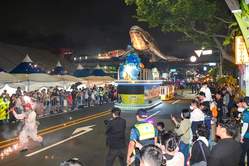 25일 저녁 울산 남구 장생포 고래문화특구에서 29회 울산고래축제 개막 행사가 열린 가운데 많은 시민과 관광객들이 퍼레이드 행사가 지켜보고 있다. /사진= 울산남구청